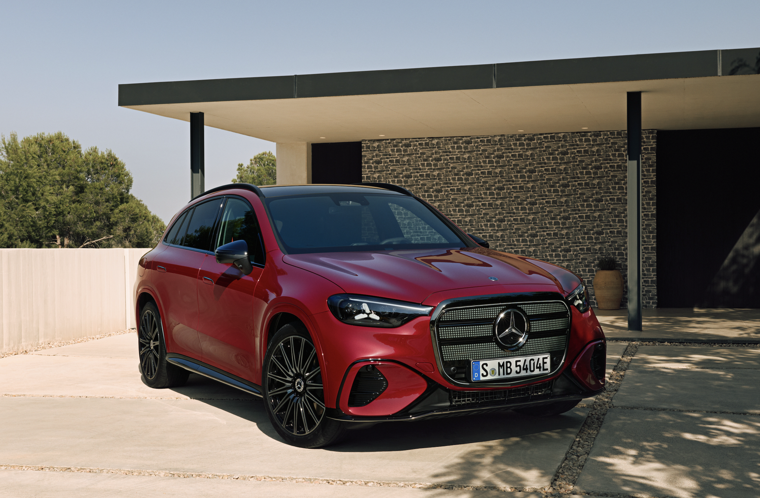 Nový elektrický Mercedes-Benz GLC – 800V SUV s dojezdem až 713 km (WLTP), iluminovanou maskou, MBUX Hyperscreen 99,3 cm, MB.OS a AIRMATIC; předobjednávky na AUTOiBUY.